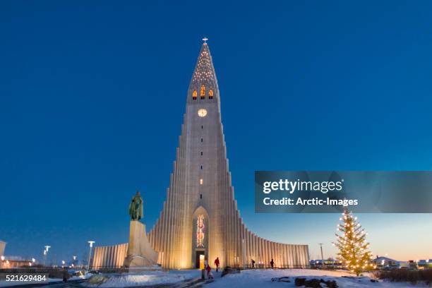 christmas time, hallgrimskirkja church with statue of leif eriksson, reykjavik iceland - hallgrimskirkja bildbanksfoton och bilder