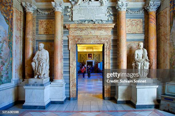 statues in the vatican museums - statue inside vatican museum stock pictures, royalty-free photos & images