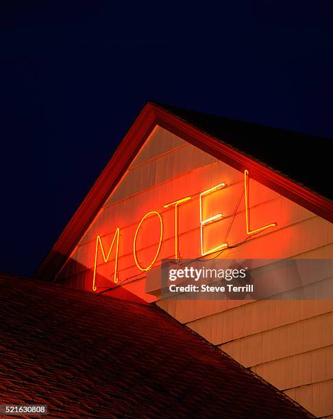 neon motel sign - motel imagens e fotografias de stock