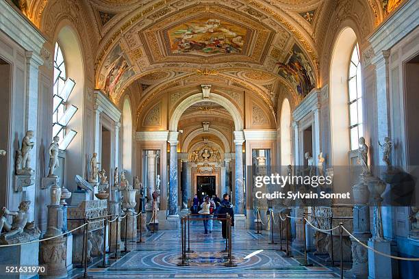 gallery of the candelabra at the vatican museums - museus do vaticano imagens e fotografias de stock
