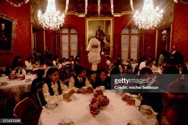 christmas at royal palace of monaco - santa throne stock pictures, royalty-free photos & images