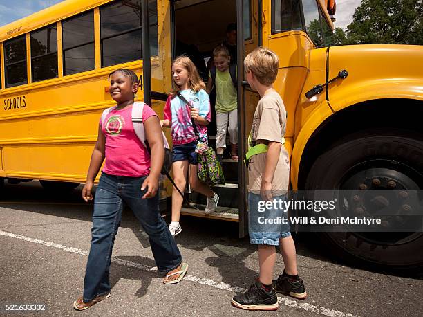Getting Off Kids Getting Off School Bus Fotografías e imágenes de stock - Getty Images