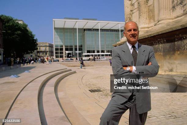sir norman foster near carre d'art - norman foster fotografías e imágenes de stock
