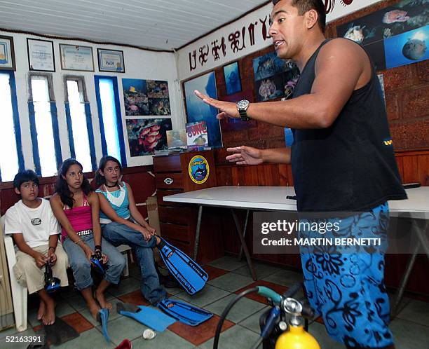 El instructor de Claudio Pena da una charla de explicacion a unos ninos para bucear en la isla de Pascua el 9 de febrero de 2005. Las aguas que...