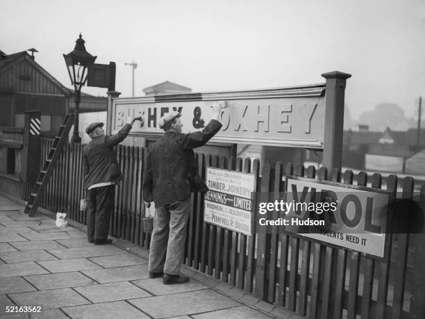Bushey Sign Bushey Railway Station Photos and Premium High Res Pictures - Getty Images