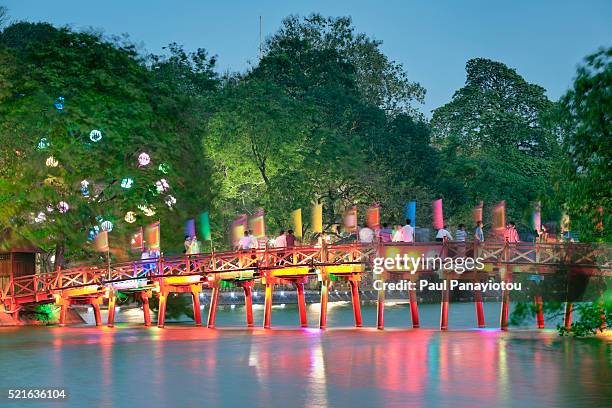 huc bridge, hanoi, vietnam - hanoi stockfoto's en -beelden