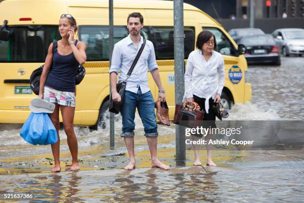 People Standing Beside A Flooded Street After A Tropical Storm Melbourne Australia, Foto de stock