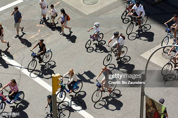 bicyclists on park avenue in new york city - park avenue stock-fotos und bilder