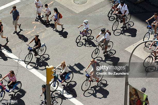 bicyclists on park avenue in new york city - park avenue manhattan fotografías e imágenes de stock