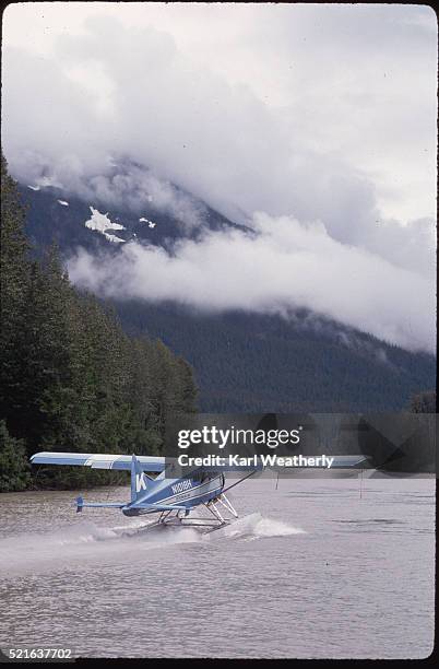 seaplane takes off from the stikine river of alaska - stikine river stock pictures, royalty-free photos & images