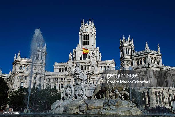 palacio de communicaciones and fountain of cybele by francisco gutierrez and robert michel - plaza de cibeles fotografías e imágenes de stock