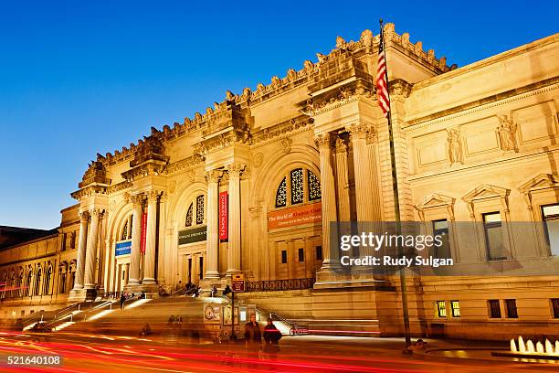 metropolitan museum of art at dusk - metropolitan museum of art new york city stock-fotos und bilder