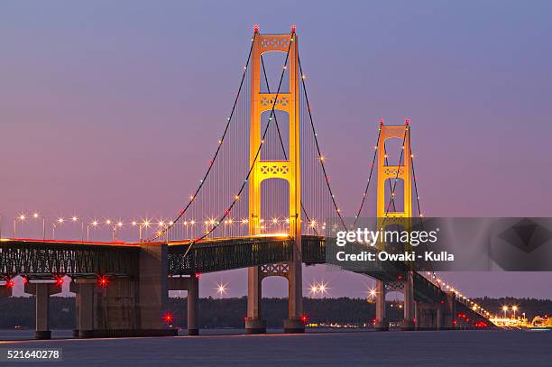 mackinac bridge at twilight - pont mackinac photos et images de collection