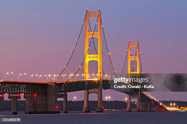 mackinac bridge at twilight - upper peninsula stockfoto's en -beelden