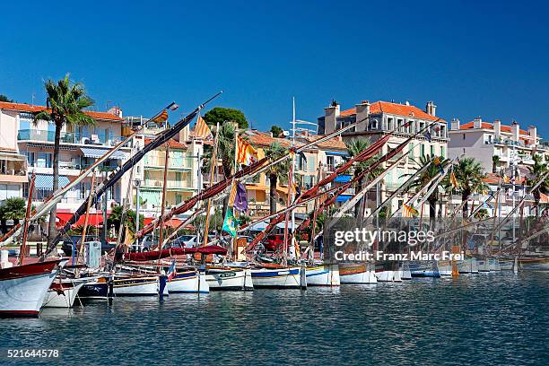 traditional fishing boats in the harbour of bandol-sur-mer, provence - provence alpes cote d'azur stock pictures, royalty-free photos & images