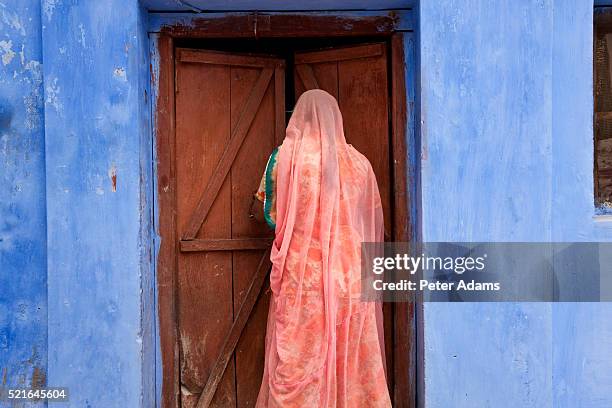 woman in doorway in jaisalmer - jaisalmer foto e immagini stock