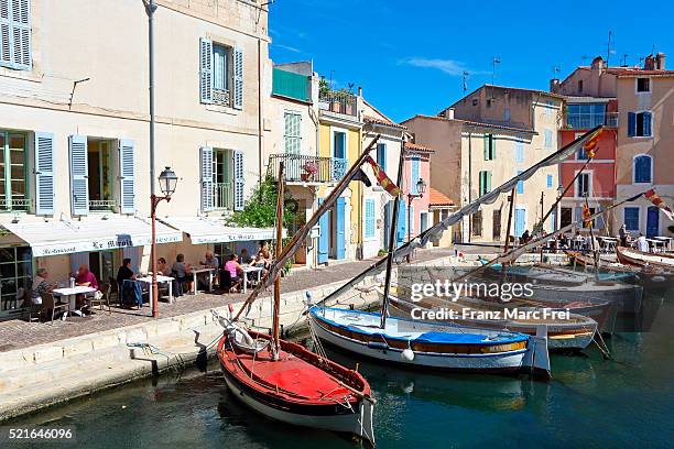 quay in martigues, provence - martigues stock-fotos und bilder