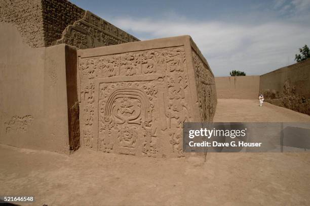 huaca del dragon - trujillo stock-fotos und bilder