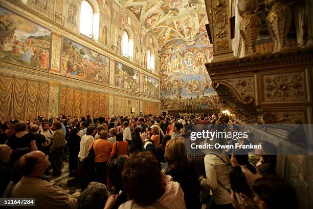 crowd touring the sistine chapel - chapelle sixtine photos et images de collection