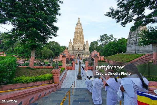 pilgrims of sri lankan at rituals, unesco world heritage site mahabodhi temple, bodhgaya, bihar, india - world heritage mahabodhi stock pictures, royalty-free photos & images