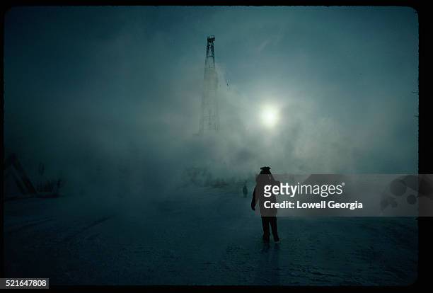 exploring for oil - oil rig worker stock pictures, royalty-free photos & images