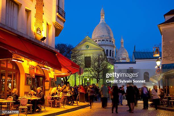 place du tertre in montmartre - montmartre stock-fotos und bilder