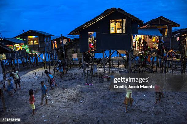 bajau community at dusk - davao people stock pictures, royalty-free photos & images