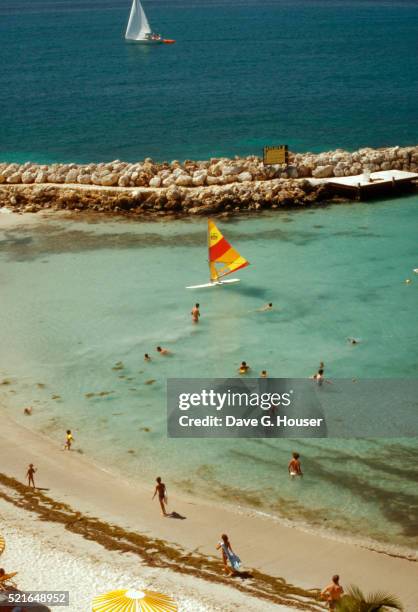 beach on guadeloupe - guadeloupe photos et images de collection