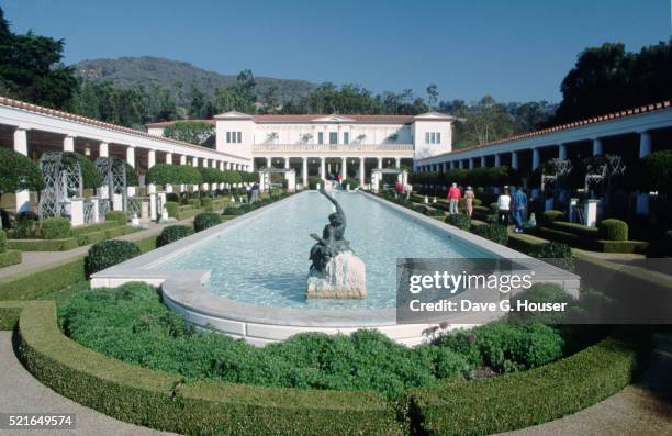 courtyard fountain at j. paul getty museum - getty villa stock-fotos und bilder