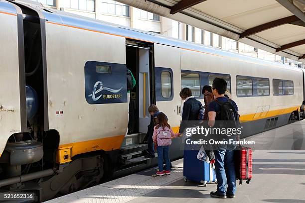 boarding the eurostartrain to london-gare du nord, paris - eurostar paris foto e immagini stock