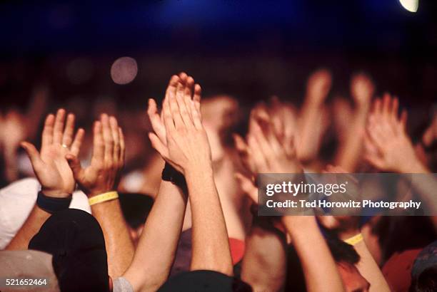 applauding audience - admiration fotografías e imágenes de stock