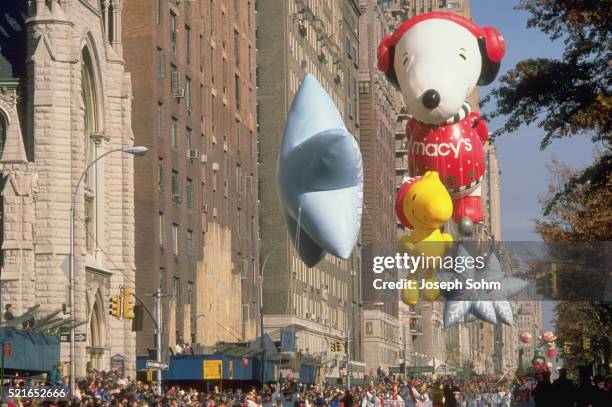 snoopy balloon - images of snoopy stock pictures, royalty-free photos & images