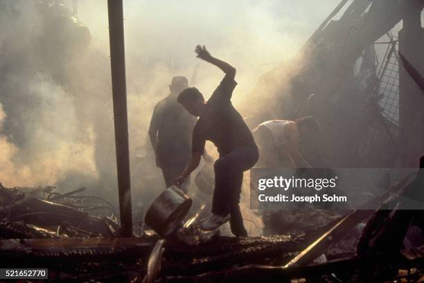 cleaning up after the riots - 1992 los angeles riots imagens e fotografias de stock