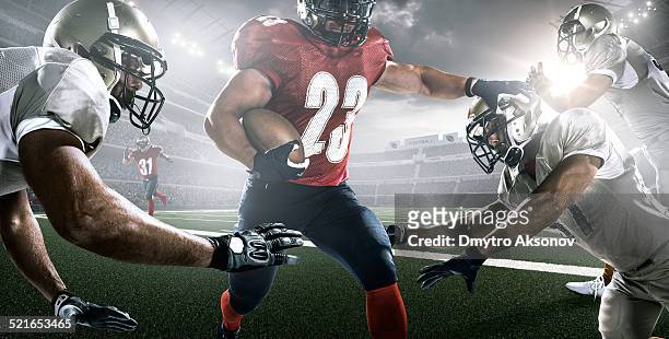 futebol americano em ação - quarterback imagens e fotografias de stock