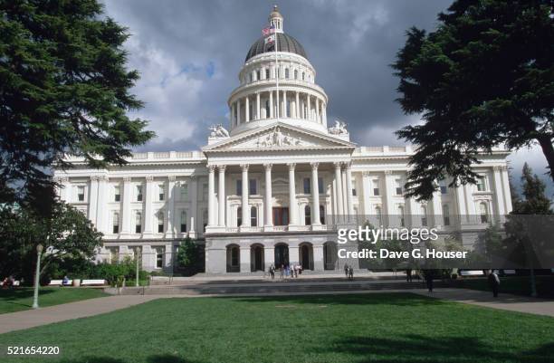 california state capitol building - california flag stockfoto's en -beelden