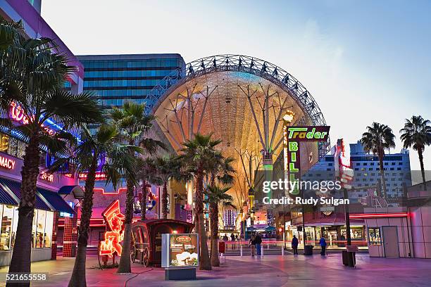 fremont street experience in las vegas - fremont street experience stockfoto's en -beelden