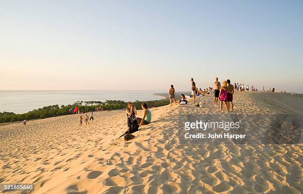 tourists on dune du pilat on the bassin d'arcachon - duna de pilat fotografías e imágenes de stock