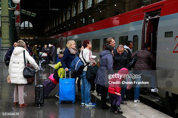 passengers getting on a thalys train to amsterdam, gare du nord-paris - thalys stock-fotos und bilder