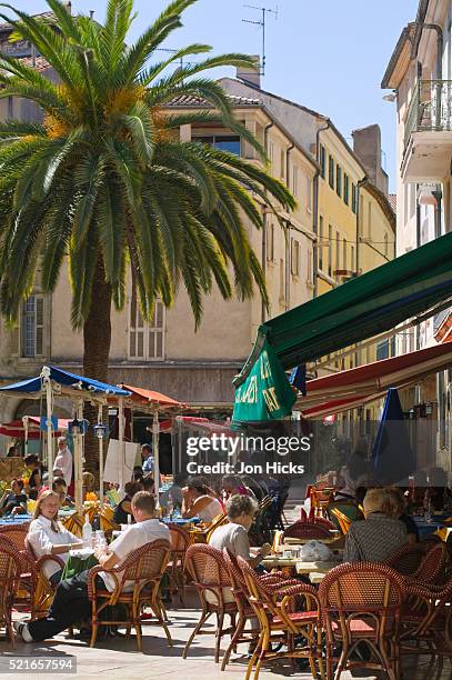 place du marche in nimes - nîmes photos et images de collection