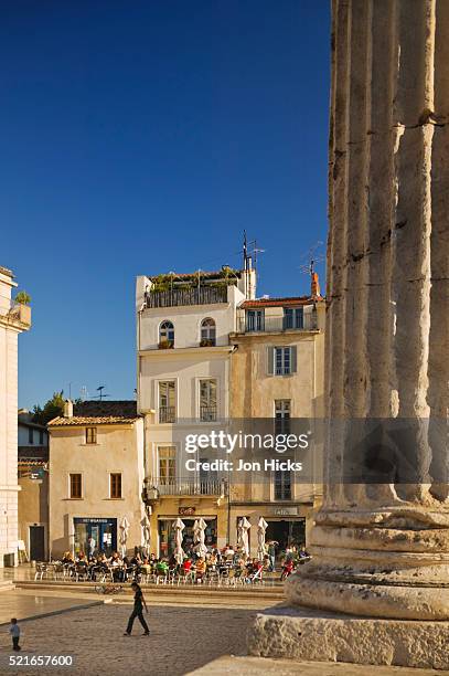 place de la maison carree - nîmes photos et images de collection