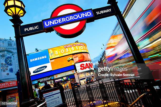 piccadilly circus at dusk - metro de londres imagens e fotografias de stock