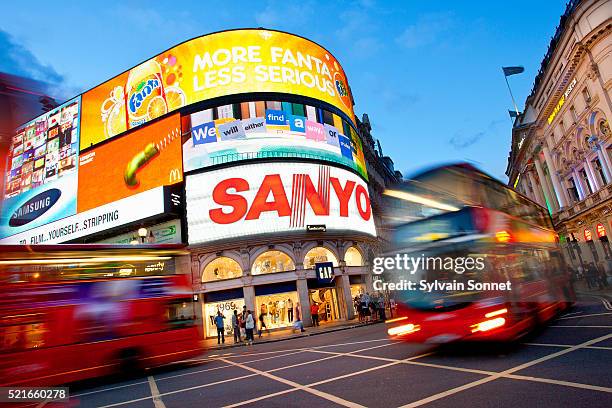 piccadilly circus at dusk - piccadilly circus stock-fotos und bilder