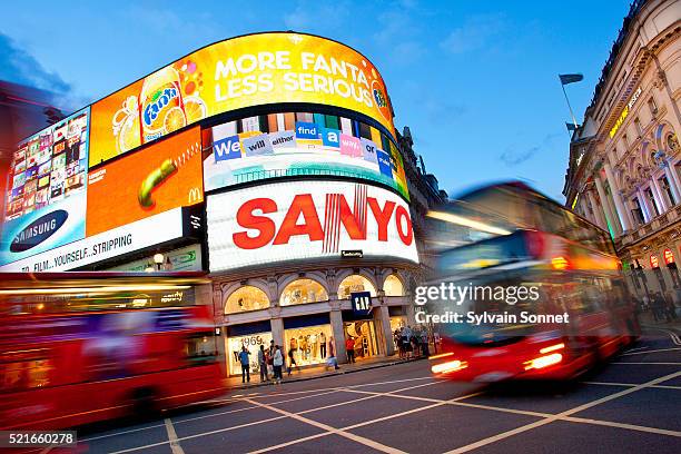 piccadilly circus at dusk - picadilly circus stockfoto's en -beelden