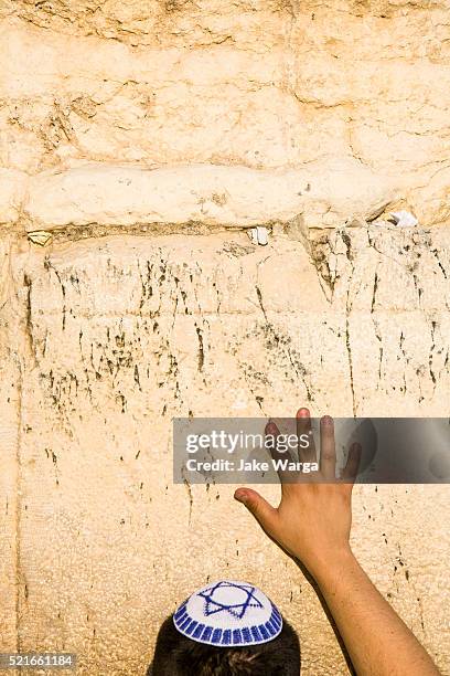 person preying, the western wall, wailing wall or kotel, old jerusalem, israel - muro del pianto foto e immagini stock