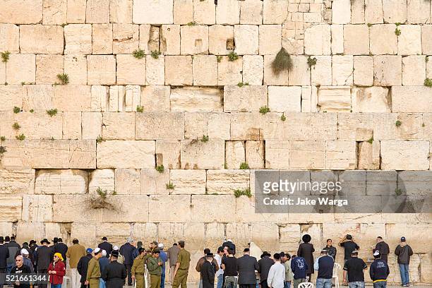 crowds preying at the western wall, wailing wall or kotel, old jerusalem, israel - klagemauer stock-fotos und bilder