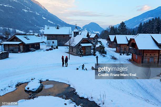 hotel moserhof is a village of individual traditional houses in penk, moelltal, carinthia, austria - moserhof - fotografias e filmes do acervo