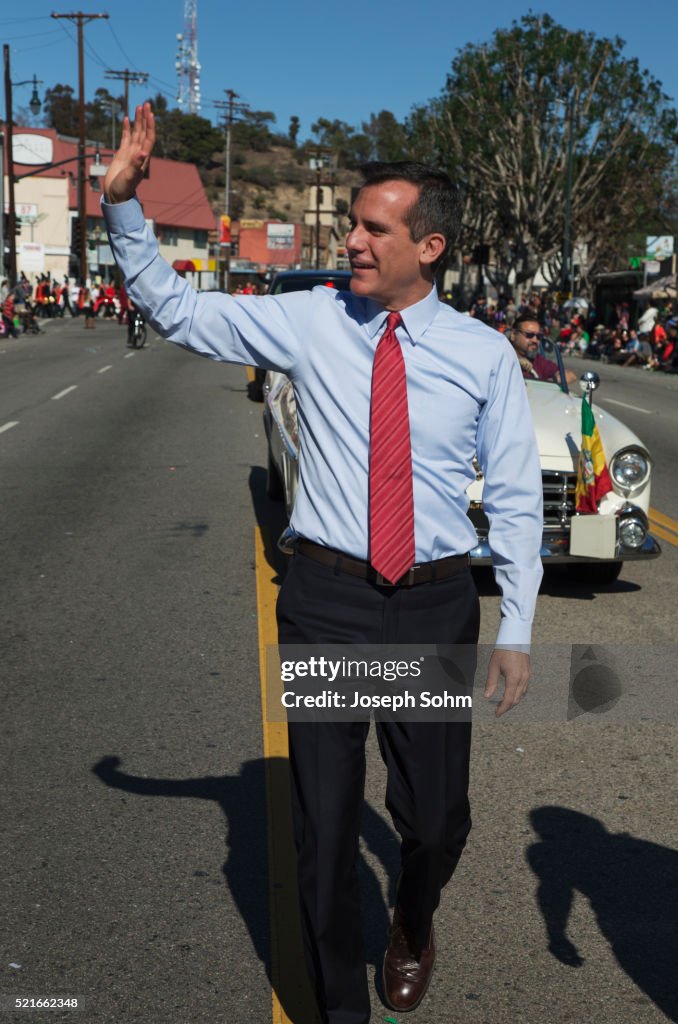 Los Angeles Mayor Eric Garcetti and wife, Jacque McMillan march in 115th Golden Dragon Parade, Chine