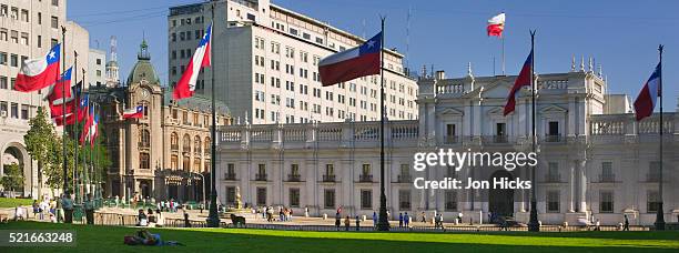 palacio de la moneda and flagpoles - plaza de la moneda stockfoto's en -beelden