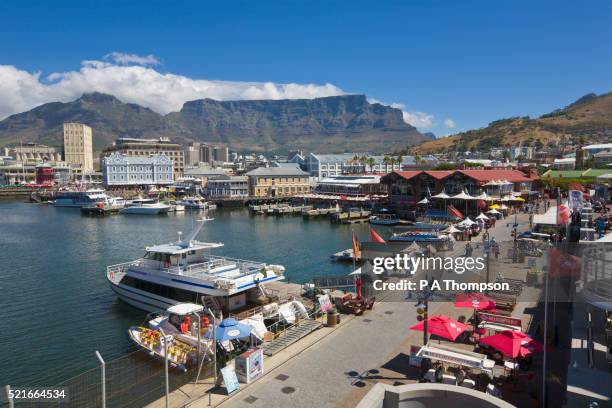 victoria and alfred waterfront and table mountain - cape town harbour stockfoto's en -beelden