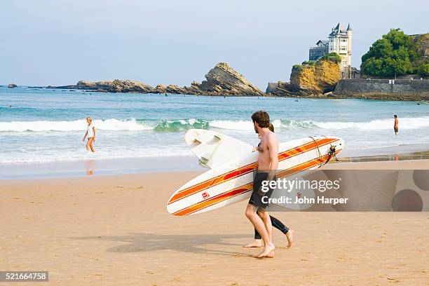 plage de la cote des basques, biarritz, aquitaine, france. - biarritz fotografías e imágenes de stock